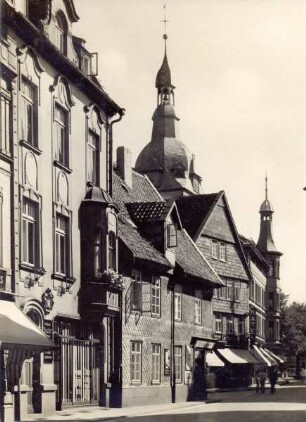 Bruchstraße, die ersten Häuser. Detmold. Blickrichtung Marktplatz, mit dem Turm der Erlöserkirche