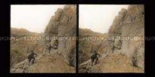 Touristengruppe beim Bergsteigen, Wegsicherungen an einer Steilwand, Zugspitze