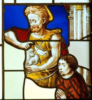 Fragment einer Glasmalerei mit Darstellung des Johannes des Täufers und einer betenden Stifterfigur in einem Kirchenraum