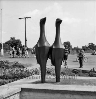 Tralau: Volksschule: Dörfergemeinschaftsschule: Außenanlage: Kunst am Bau: Bronzeplastik "Kraniche" des Oldesloer Bildhauers Harry Egler: dahinter Schulkinder: Strommasten, Fahnenmast