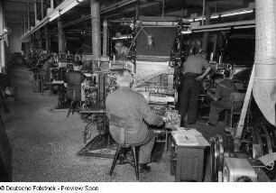 Blick in den Arbeitsraum der Maschinensetzer (Schriftsetzer)