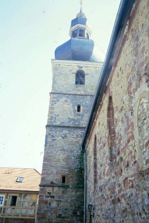Kirche mit Kirchenschiff und asymmetrisch stehendem Kirchturm