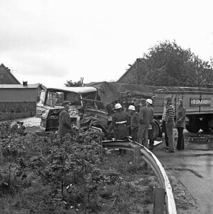 Verkehrsunfall: Dorfring: Landesstraße Richtung Stapelfeld: zwei Lkws: Lkw mit zertrümmertem Fahrerhaus in Leitplanke quer über Straße: davor Feuerwehrmänner sowie Männer: hinten Häuser