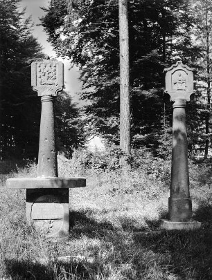 Boxbrunn im Odenwald. Zwei Bildsäulen an der Straße nach Amorbach