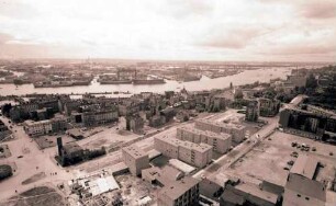 Hamburg: Blick von der Michaeliskirche auf Hafen, Westteil