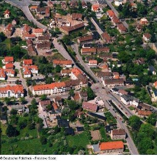 Dresden-Niedersedlitz. Altniedersedlitz. Blick über Lockwitzbach und Dorfstraße mit Kreuzung Lockwitztalstraße, Lugaer Straße, Bahnhofstraße und Pfaffendorfer Straße. Luftbild-Schrägaufnahme von Südosten