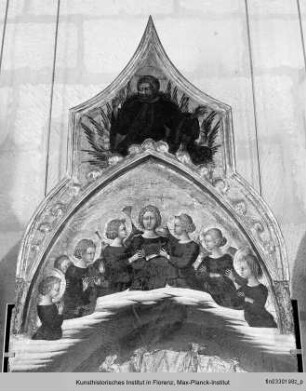 Triptychon : Geburt Christi (Anbetung des Kindes), darüber Engelschor und segnender Christus