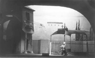 Don Giovanni (Don Juan). Oper von W. A. Mozart. Staatsoper Dresden, Neuinszenierung 17.4.1924 : Ständchen des Don Giovanni (Robert Burg) vor Donna Elviras Haus