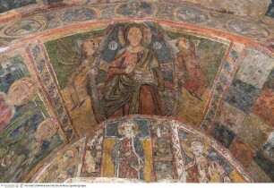 Freskenzyklus mit Christus und Heiligen, Christus als Pantokrator, flankiert von zwei Engeln