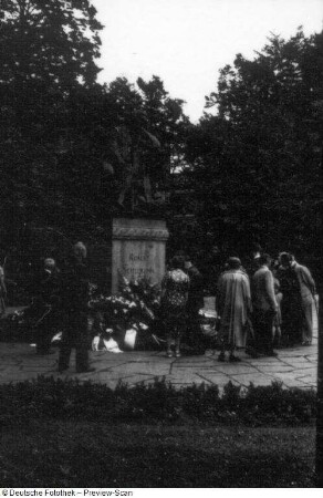 Denkmal für Robert Schumann. Bronze (1901; J. Hartmann). Zwickau, Hauptmarkt