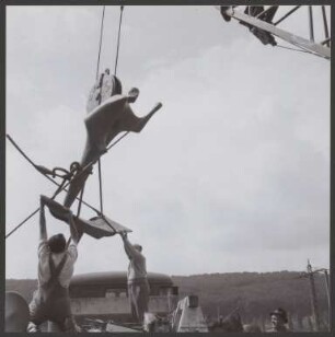 Aufstellung der Skulptur "Großer Fährmann" von Bernhard Heiliger an der Dieter-Roser-Brücke über dem Neckar in Esslingen