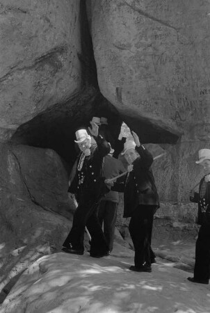 Reportage: Wandervögel und andere Vögel in der Sächsischen Schweiz. Männergruppe in Handwerkertracht (wohl zu Himmelfahrt)