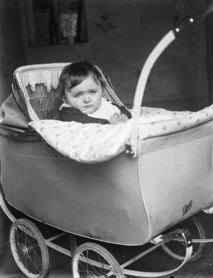 Mittelsachsen, Kind im Kinderwagen : Mittelsachsen. Kind im Kinderwagen