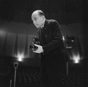 Richard Peter jun. (1915-1978; Fotograf, Bildjournalist). Porträt während der Ballettprobe für eine Varieté-Veranstaltung des Zirkus Aeros