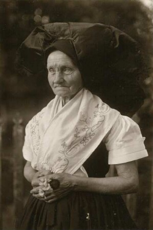 Burg (Spreewald). Frau in Tracht