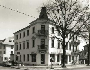 Dresden-Blasewitz, Schandauer Straße 79. Wohnhaus mit Läden (1876/1900). Eckansicht mit Fassade Hofmannstraße