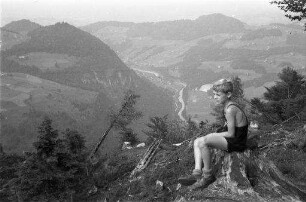 Berchtesgaden: Nicki auf Baumstumpf, vor Kneifelspitze