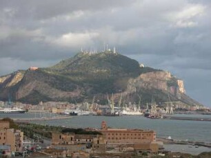 Der 606 m hohe Hausberg von Palermo, Monte Pellegrino, darunter Stadtzentrum und Fährhafen