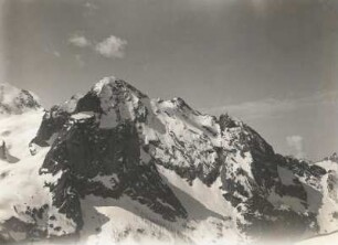 Südtiroler Dolomiten. Berggruppe im Neuschnee