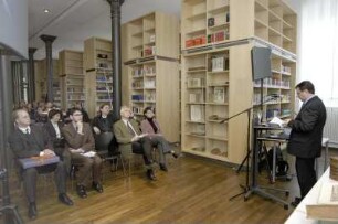 Übergabe von Büchern an Sächsisches Landesgymnasium Sankt Afra Meißen durch Dr. Thomas Bürger (SLUB) im Beisein von Staatssekretär Dr. Frank Schmidt (SMWK) und Schulleiter Dr. Werner Esser