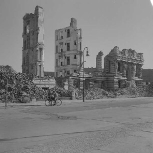 Berlin-Tiergarten. Burggrafenstraße. Trümmerfläche mit Resten von zerstörten Gebäuden (rechts wohl das Gesandtschaftsgebäude der Republik Lettland, Nr. 13). Blick über die beräumte Straße