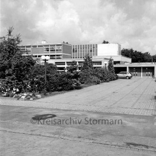 Emil-von-Behring-Gymnasium: Sieker Landstraße: Auffahrt: links Grünanalge: hinten rechts Pkw: dahinter Schulgebäude und Bäume