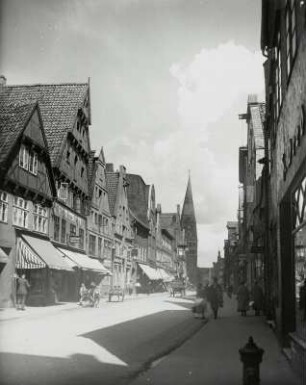 Im alten Lüneburg : Lüneburg. Grapengießerstraße. Blick nach Osten zum Turm der Johanniskirche
