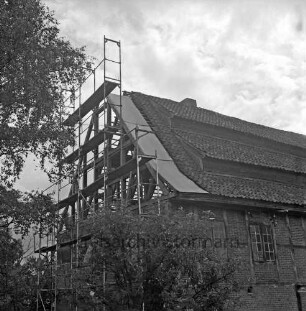 Drahtmühle: Restaurierung: Erneuerung des Daches: rechts Giebelfront mit Gerüst: dahinter Holzkonstruktion: links Bäume