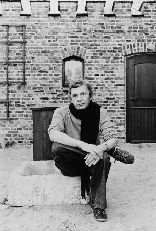Der Schriftsteller Peter Hacks im Hof seines Hauses