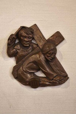 Kreuzweg mit fünfzehn Stationen — Christus bricht zum ersten Mal unter der Last des Kreuzes zusammen