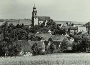 Leuben, Ortsansicht mit Pfarrkirche