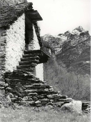 Altes Steinhaus im Hinterland des Tessins