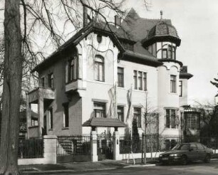 Dresden-Strehlen, Gustav-Adolf-Straße 13/Julius-Otto-Straße 10. Doppelvilla (1896; O. Foerster). Straßenansicht mit Toren und Hauseingang (Gustav-Adolf-Straße)