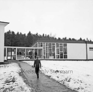 Franz-Spliedt-Heim: Jugendheim des Deutschen Gewerkschaftsbundes (DGB-Nordmark): Seebergen: Erweiterungsbau mit Lehrsaal und Bettenhaus: Einweihung: Außenansicht: vorn Junge auf dem Weg ins Gebäude: Winter