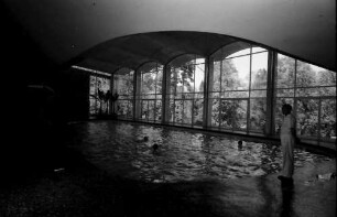 Badenweiler: Markgrafenbad; Hallenschwimmbad von unten