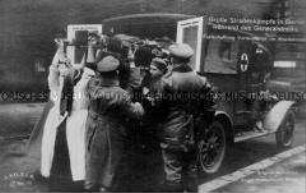 Abtransport von Verwundeten während des Generalstreiks