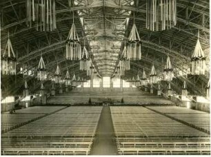 Erstes Sächsisches Sängerbundes-Fest 1925. Inneres der Sängerhalle : Erstes Sächsisches Sängerbundes-Fest 1925. Inneres der Sängerhalle am Johannstädter Elbufer (1925; Ernst Noack)