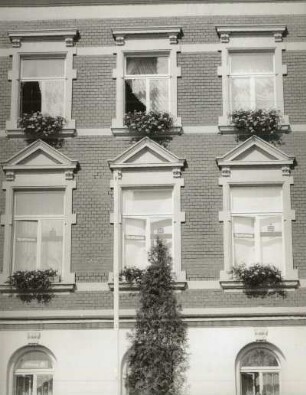 Beierfeld (Kreis Schwarzenberg), August-Bebel-Straße 7/9. Rathaus. Obergeschoßfenster