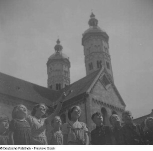 Besucher vor dem Naumburger Dom St. Peter und Paul