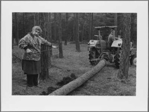 Erna und Otto Porath beim Transport eines Baumstamms mit dem Traktor, Schnackenburg