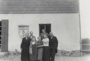 Etha und Hans Richter mit einem Mann und vier Frauen vor dem "Brüder Reinhard Haus" (Grenzlandheim)