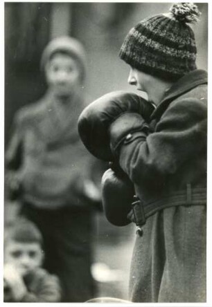 Kind mit Boxhandschuhen vor dem Boxkampf