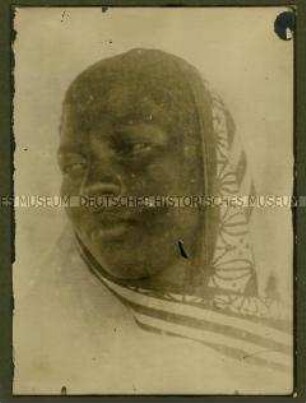 Kopfstudie der Massai-Frau Fatuma in der Halbfrontalen von links