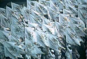 Los Angeles. Sommerolympiade 1984. Hunderte der offiziellen Fahnenträger drängen ins Olympia-Stadion von Los Angeles // Hundred of flag bearers coming into the stadium of Los Angeles