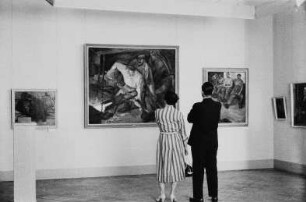 Dresden. Ausstellungsraum der IV. Deutschen Kunstausstellung: Besucher vor dem Gemälde "Stahlschmiede" des Malers Paul Michaelis