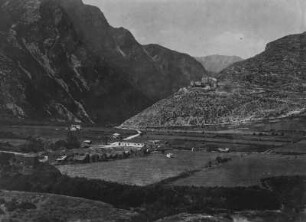 Këlcyra mit Burgruine : Blick auf die Kleinstadt Këlcyra mit der Burgruine vor der Vjosa Schlucht