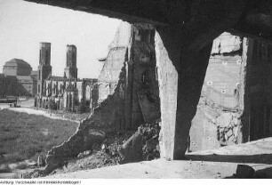 Dresden, Altmarkt. Neubebauung, Walter Weidauer auf der Baustelle - Blick zur Ruine der Sophienkirche, September 1953