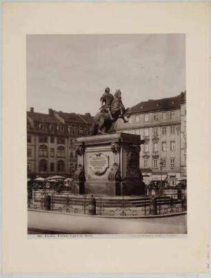 Das Reiterstandbild (Goldener Reiter) des Kurfürsten Friedrich August II. auf dem Neustädter Markt in Dresden, 1734 von Ludwig Wiedemann, Blick nach Osten