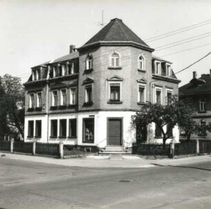 Dresden-Cossebaude, Heinrich-Mann-Straße 9 / Ecke August-Bebel-Straße. Wohnhaus mit Laden (um 1900). Eckansicht