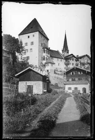 Österreich, Kitzbühel. Straßenansicht